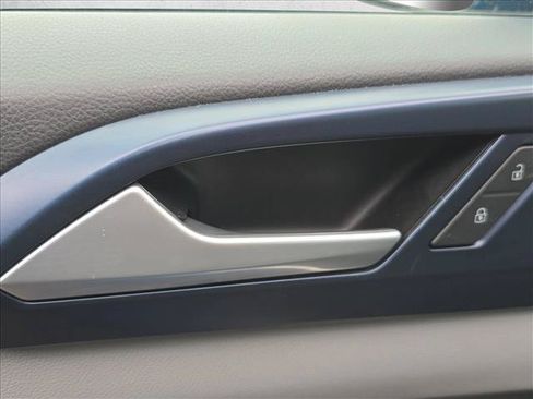 Used 2023 Volkswagen Taos SE w/ Panoramic Sunroof Package FWD image 10