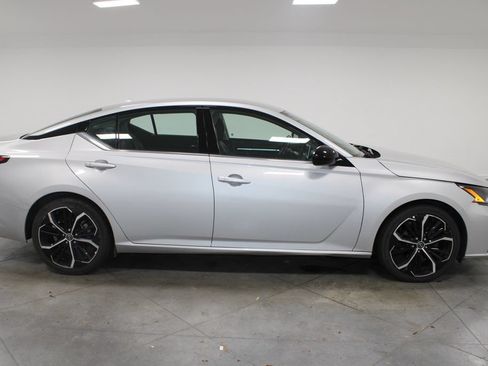 Used 2024 Nissan Altima 2.5 SR FWD image 11
