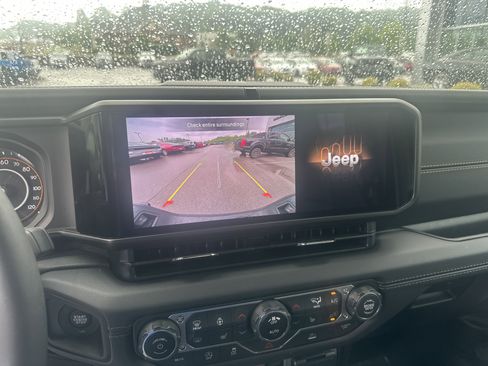Used 2025 Jeep Gladiator Sport AWD/4WD image 38