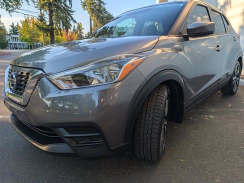 Used 2018 Nissan Kicks SV FWD image 3