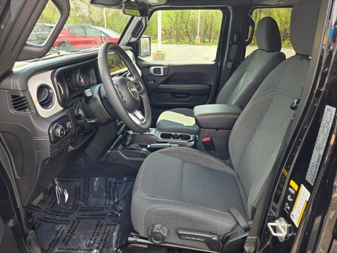 Used 2025 Jeep Wrangler Unlimited Sahara AWD/4WD image 19