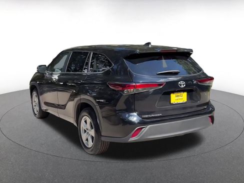 Used 2025 Toyota Highlander LE FWD image 11