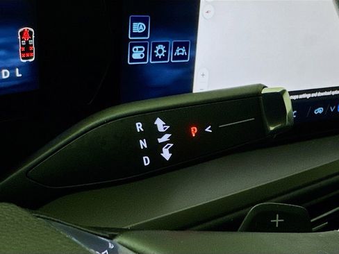 Used 2024 Chevrolet Traverse LT w/ Midnight/Sport Edition image 17