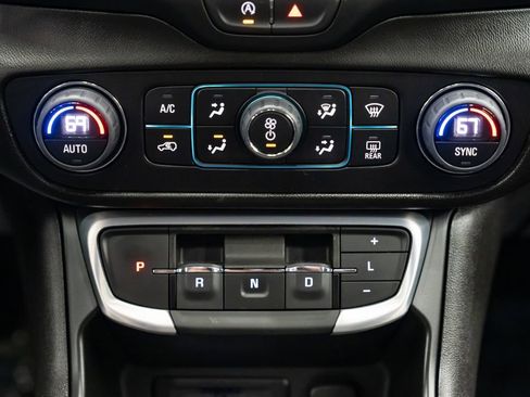 Used 2024 GMC Terrain SLT image 12