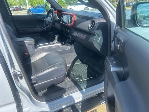 Used 2020 Toyota Tacoma TRD Sport w/ TRD Premium Sport Package AWD/4WD image 21