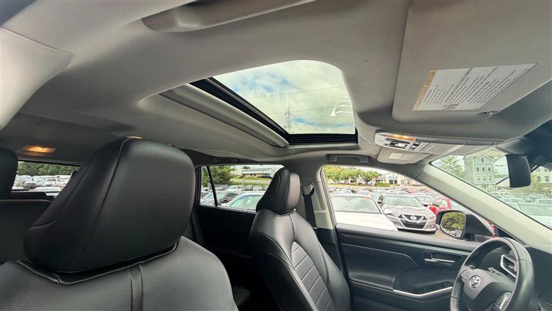 Used 2021 Toyota Highlander XLE FWD image 9