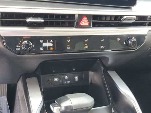 Used 2024 Kia Sorento LX image 24