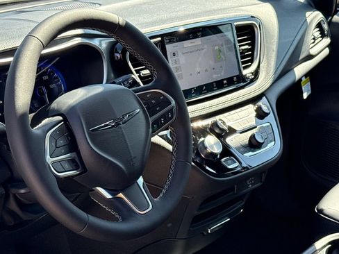 New 2026 Chrysler Pacifica Select FWD image 17