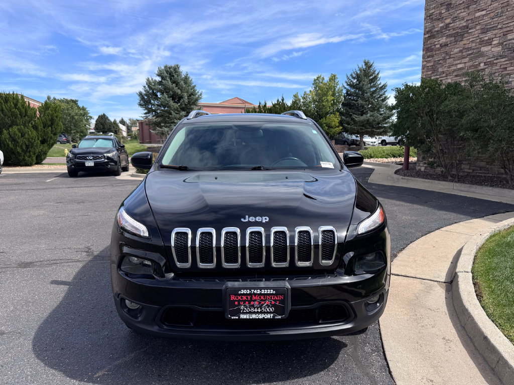 Used 2017 Jeep Cherokee Latitude w/ Cold Weather Group AWD/4WD image 3