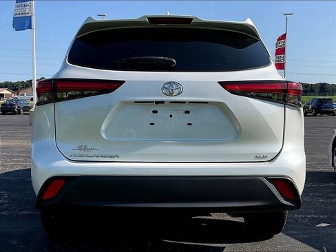 Used 2023 Toyota Highlander XLE FWD image 3
