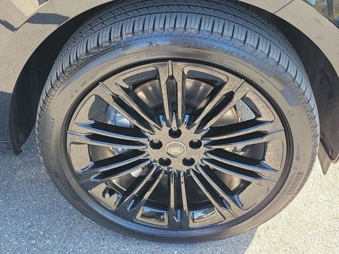 Used 2025 Land Rover Range Rover Long Wheelbase SE image 13