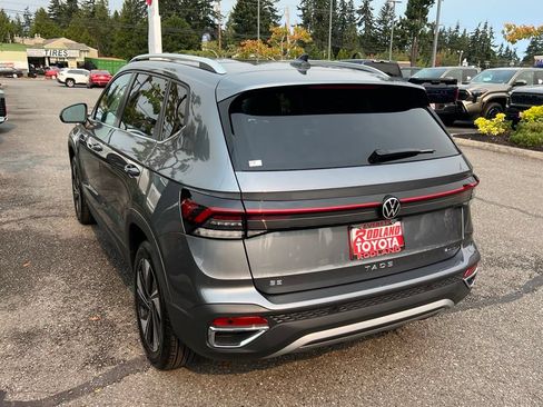 Used 2025 Volkswagen Taos SE AWD/4WD image 9