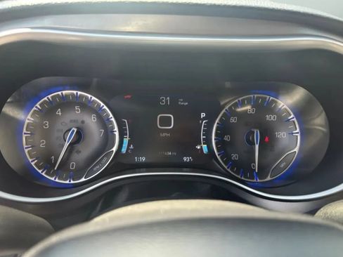 Used 2017 Chrysler Pacifica Limited FWD image 12