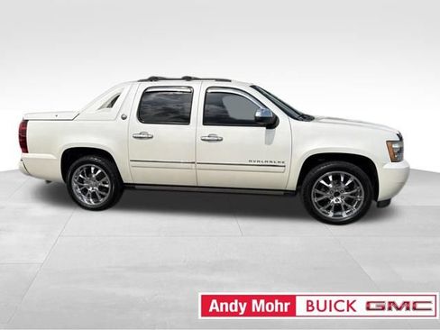 Used 2013 Chevrolet Avalanche LTZ RWD image 13