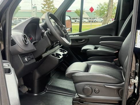 Used 2024 Mercedes-Benz Sprinter 2500 image 13