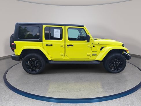 Used 2022 Jeep Wrangler Unlimited Sahara w/ Cold Weather Group AWD/4WD image 4