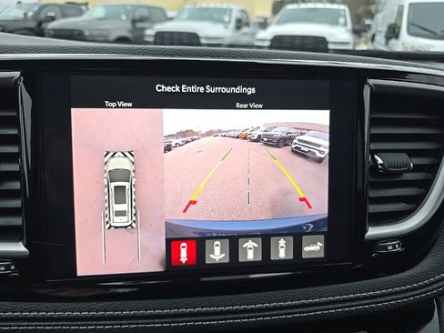 Used 2025 Chrysler Pacifica Select image 29