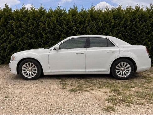 Used 2012 Chrysler 300 RWD image 3