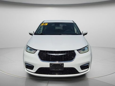 Used 2023 Chrysler Pacifica Touring-L FWD image 4