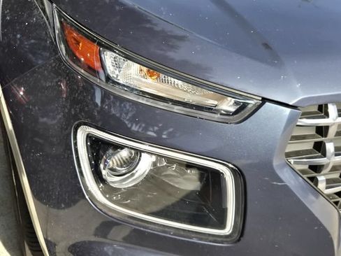 Used 2023 Hyundai Venue Limited w/ Cargo Package FWD image 6