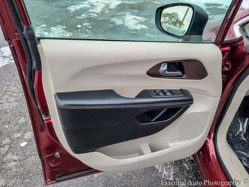 Used 2022 Chrysler Voyager LX image 28