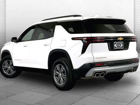 Used 2024 Chevrolet Traverse LT image 11