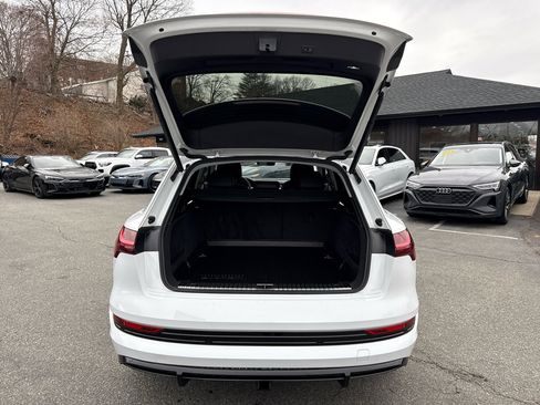 Used 2022 Audi e-tron Premium w/ Convenience Plus Package image 17