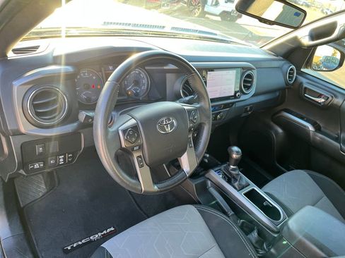 Used 2022 Toyota Tacoma TRD Off-Road image 16