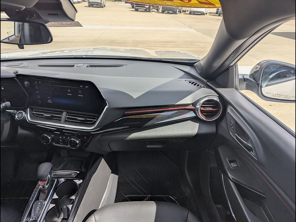 Used 2026 Chevrolet Trax RS w/ Sunroof Package FWD image 4