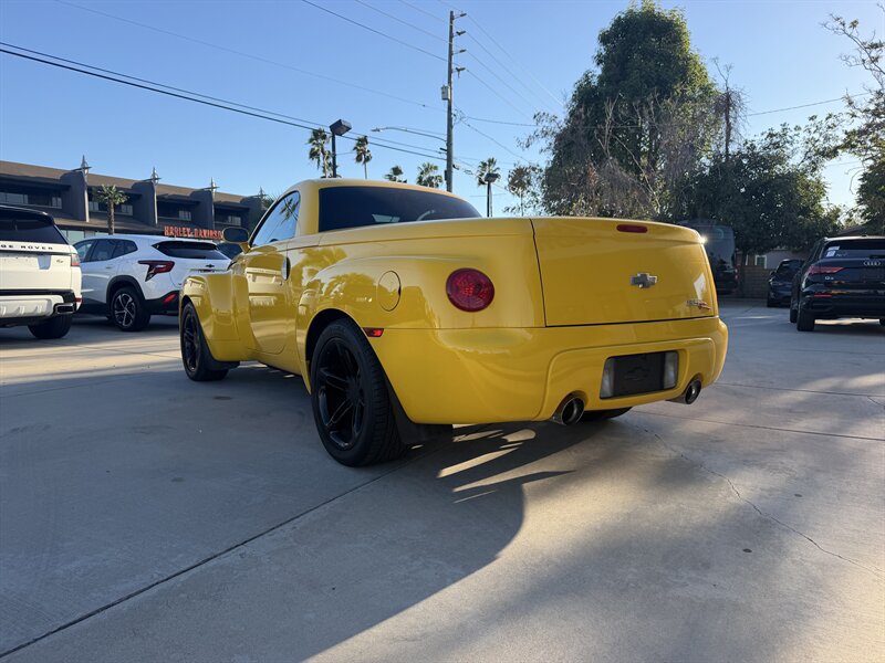 Used 2004 Chevrolet SSR w/ Preferred Equipment Group RWD image 3