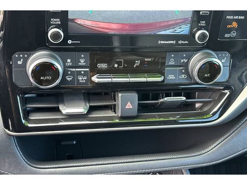 Used 2022 Toyota Highlander XLE FWD image 24
