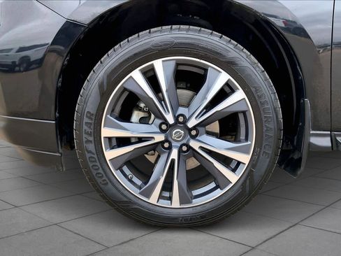 Used 2019 Nissan Pathfinder Platinum image 10