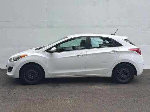 Used 2017 Hyundai Elantra GT FWD image 2