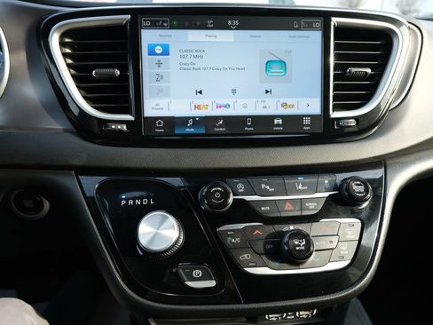 Used 2025 Chrysler Pacifica Select image 18