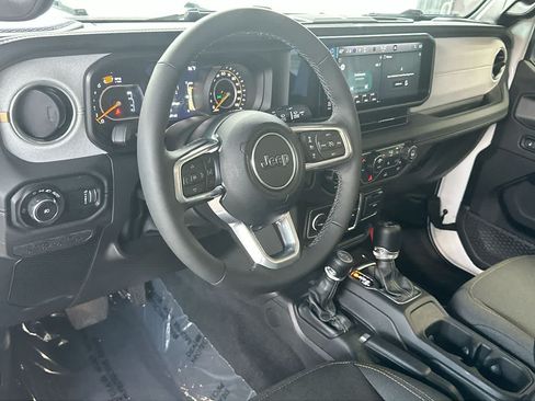 Used 2026 Jeep Wrangler Unlimited Sahara AWD/4WD image 13