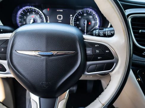 Used 2020 Chrysler Pacifica Limited FWD image 35