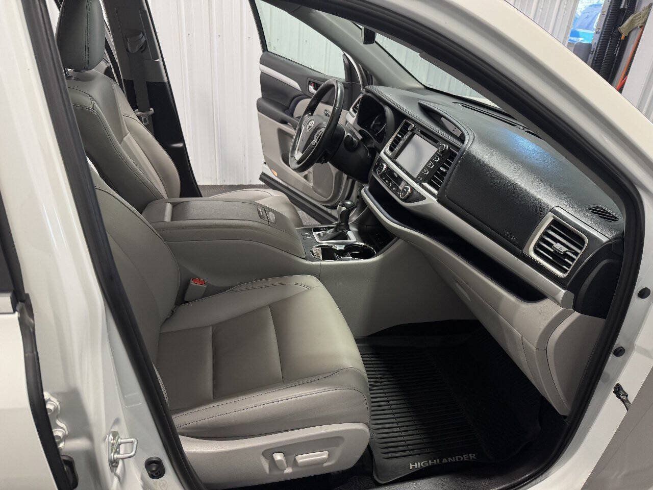 Used 2019 Toyota Highlander XLE AWD/4WD image 17