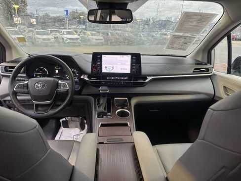 Used 2024 Toyota Sienna XLE image 11