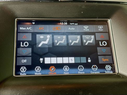 Used 2018 Jeep Grand Cherokee Laredo AWD/4WD image 23
