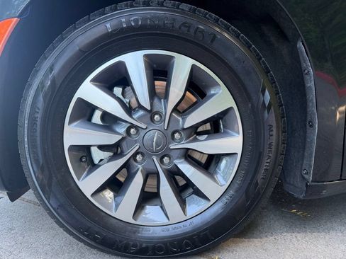 Used 2023 Chrysler Pacifica Limited FWD image 6
