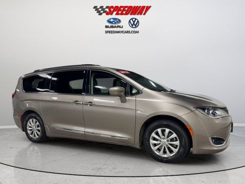 Used 2018 Chrysler Pacifica Touring-L FWD image 3