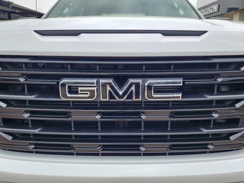 New 2026 GMC Sierra 1500 Elevation w/ LPO, Elevation Black Package AWD/4WD image 9