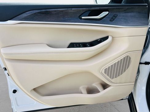 Used 2023 Jeep Grand Cherokee Limited w/ Luxury Tech Group II image 14