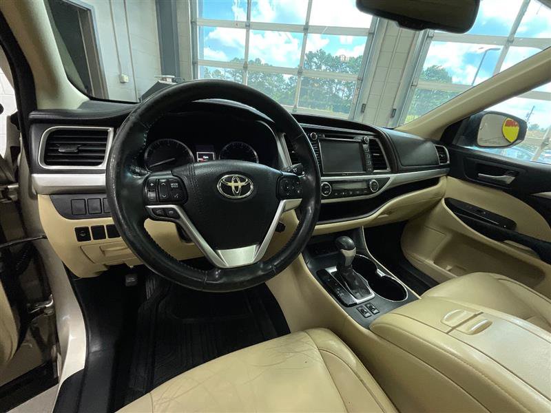 Used 2015 Toyota Highlander XLE FWD image 13