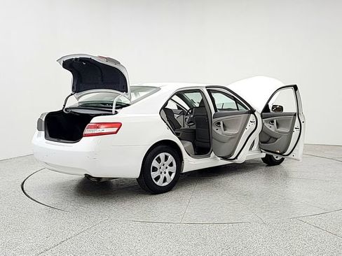 Used 2011 Toyota Camry LE FWD image 11