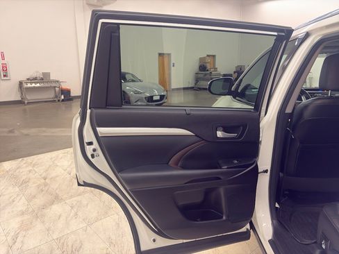 Used 2015 Toyota Highlander XLE image 13