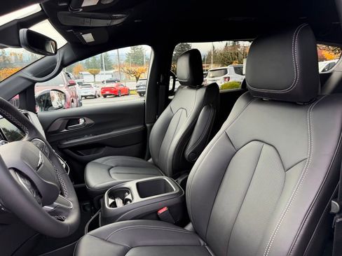 New 2026 Chrysler Pacifica Select image 15