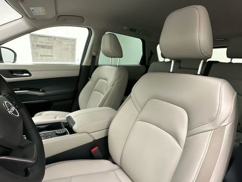 New 2026 Nissan Pathfinder SL image 9