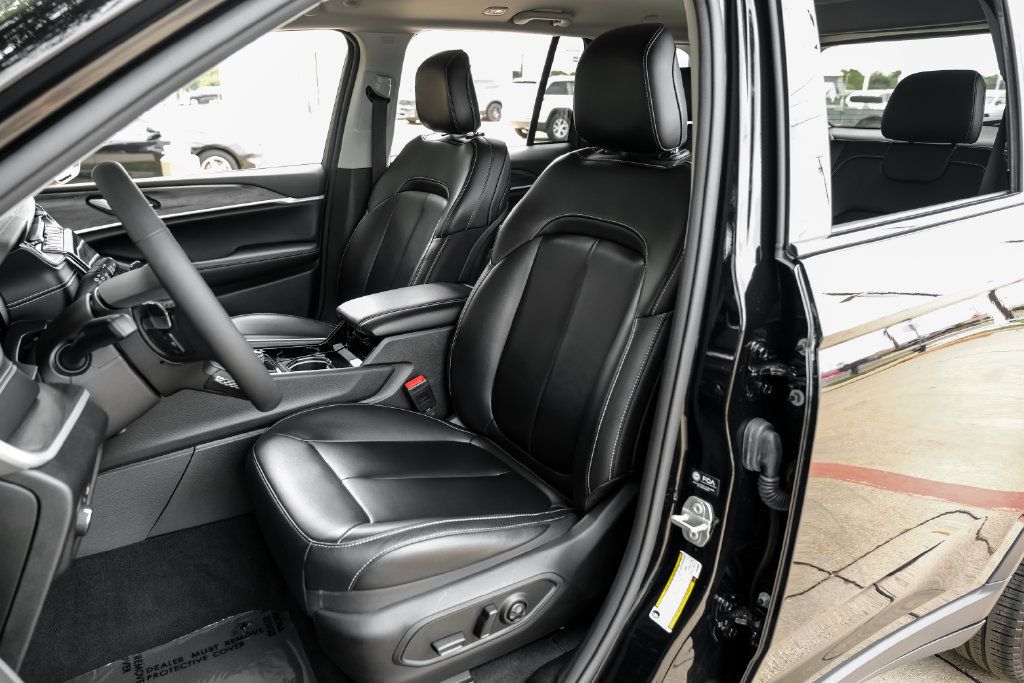 Used 2023 Jeep Grand Cherokee Limited w/ Black Appearance Package AWD/4WD image 8