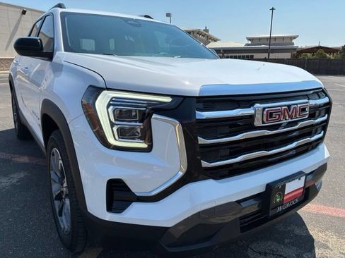 Used 2025 GMC Terrain Elevation w/ Elevation Premium Package AWD/4WD image 8